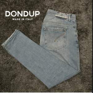Ett par riktigt populära och snygga Dondup jeans i modell George 🍾👖Knappt använda och skicket är 10/10, storlek 31 och nypriset på dessa var 2900kr💸. Kontakta för fler bilder eller vid några funderingar🤝.