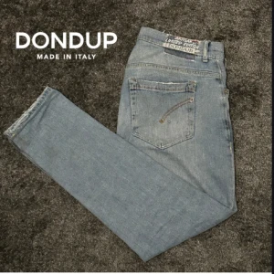 Dondup Jeans - Ett par riktigt populära och snygga Dondup jeans i modell George 🍾👖Knappt använda och skicket är 10/10, storlek 31 och nypriset på dessa var 2900kr💸. Kontakta för fler bilder eller vid några funderingar🤝.
