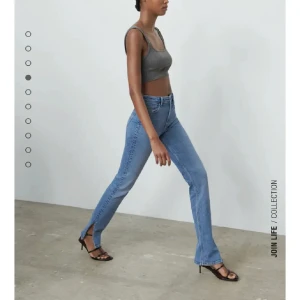 Blåa jeans med slits - Så fina och sköna men får tyvärr inte användning av dom❤️