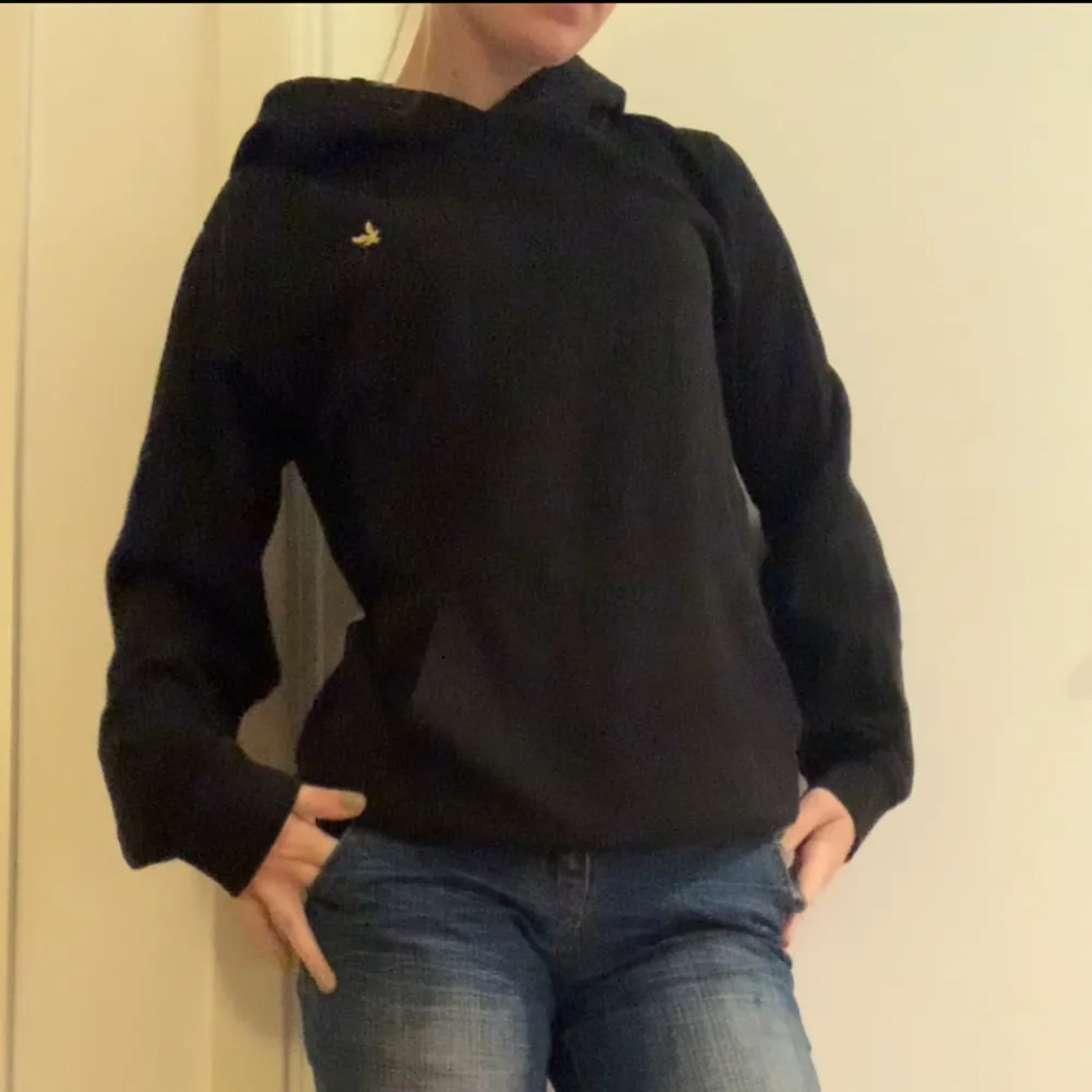 Svart hoodie med fin passform, tröjan är en junior 14/15 men passar bra för mig som brukar ha S. Skriv om du undrar något💕. Hoodies.