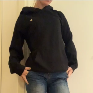 Lyle and scott hoodie - Svart hoodie med fin passform, tröjan är en junior 14/15 men passar bra för mig som brukar ha S. Skriv om du undrar något💕