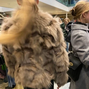 Pälsjacka! - Säljer min älskade pälsjacka nu när jag rensar ut min garderob🥰 denna är vad jag vet äkta päls och är köpt second hand ursprungligen😙. 