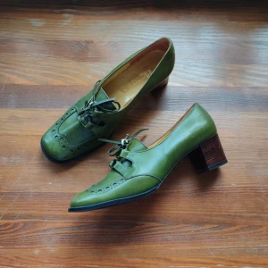 Fina vintageskor - Jättefina gröna vintageskor i skinn med snörning och klack. Jättebraskick