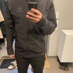 Arcteryx vindjacka  - Väldigt fin vindjacka perfekt nu till våren   Storlek L sitter lite som L/XL  Lyssnar på pris men söker ca 2000