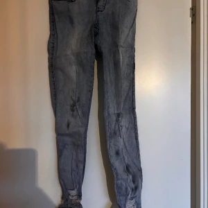 Jeans - Snygga jeans med snygga detaljer. Säljer då jag tyvärr växt ur dem. De är använda men i fint skick.