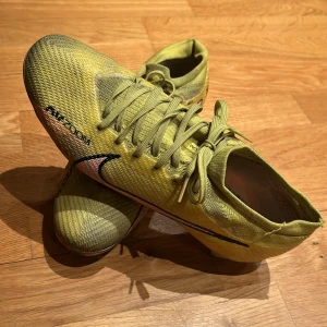 GULA AIR ZOOM FOTBOLLSSKOR - Storlek 42, använts rätt mycket men är fortfarande i bra skick. Väldigt sköna att spela i.