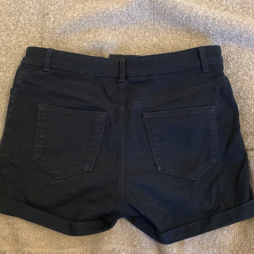  Jag säljer super fina svarta shorts! Säljer då dem är för små i storleken för mig. Använt få gånger. Väldigt bra skick och perfekta till en varm sommardag!💗💕 Midjan går att justera!💕 Först till kvarn🤍. Shorts.