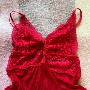 Nattlinne - Rött spets-nattlinne från Hunkemöller i strolek S, söt och i genomskinligt material ❤️❤️❤️❤️❤️❤️