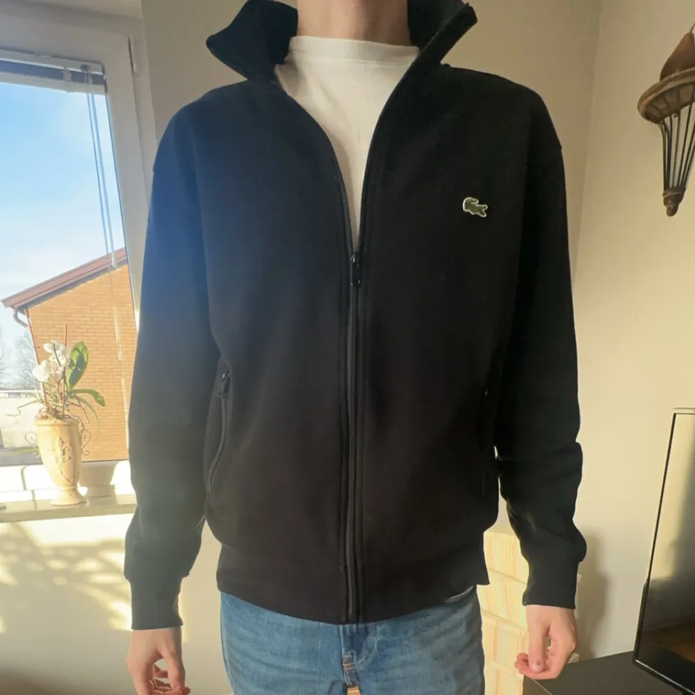 Säljer nu min lacoste zip hoodie eftersom den är lite för stor på mig som ni ser. Jag är 178 väger 60 kg. Hoodies.