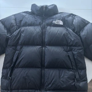 The north face jacka - North face jacka i väldigt bra skick. Använd förra året sen bara legat denna vinter då den är lite liten. Kom pm för mer bilder.