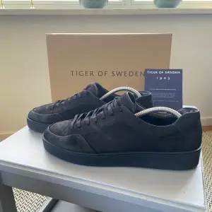 Tja! Här är några hel svarta skor från tiger of Sweden som jag vill sälja. Dom är i storlek 44 och är endast använda 2 gånger, du får med dig skokartongen. digitalt kvitto finns. Har du någon fråga så är det bara att fårga på!