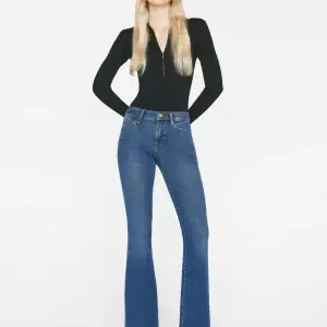 Frame jeans, mellanblåa ”super stretch denim, high Rise flared leg, long length” i storlek 25. Originalpris 2950kr. Ägda i cirka 1,5 år, mycket bra skick, inga hål eller skador.