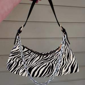 Snygg edgy zebramömstrad väska från JFR🤍🖤Både guld och silverdetaljer. 