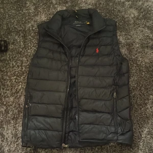 Polo Ralph lauren väst - XS men passar väl S väldigt fint skick med ett litet hål på baksidan som är igen tejpat därför priset. Nypris 3400kr mitt pris 1500kr. Grabben på bilden är 180 och den passar bra på honom. Skan finns om ni vill ha bild 1k för snabbaffär