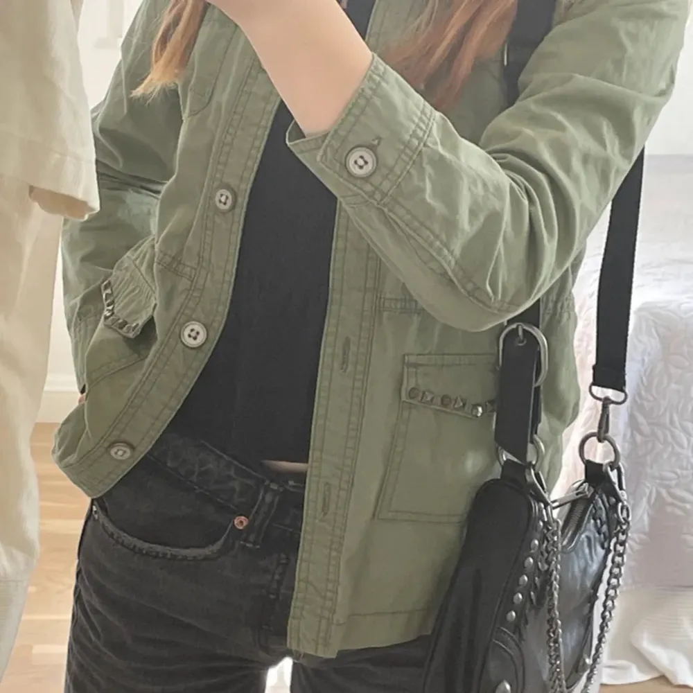 Säljer denna gröna jacka då den är för liten! (Första bilden är lånad av en annan tjej som jag köpte jackan av här på plick , men de andra två är egna bilder)! ❤️. Jackor.