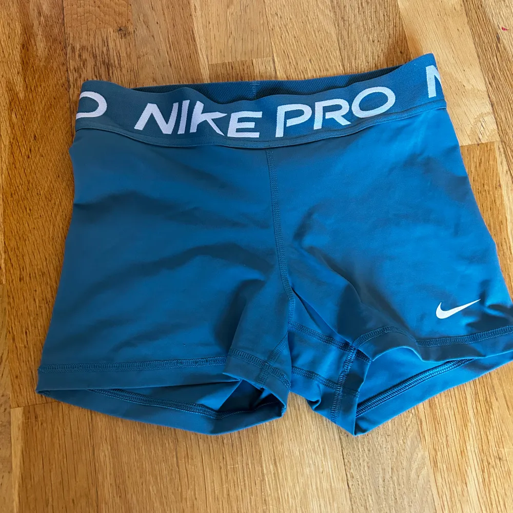Super fina Nike PRO shorts i ett super bra skick💕Knappt andvända och äkta💗. Shorts.