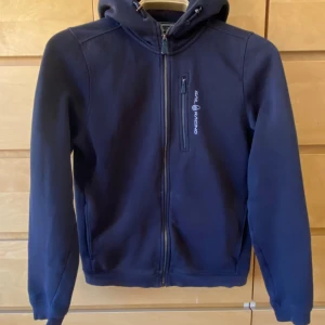 Sail Racing Fleece - Jag säljer min sail racing fleece storlek 176 för jag har växt ur den. Den har inga fläckar eller slitningar. 
