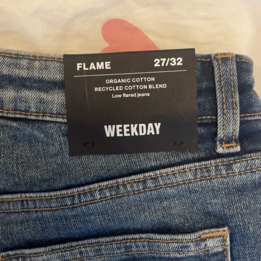 Säljer dessa superfina low waisted jeans från Weekday. Nyskick, aldrig använda ✨ Nypris 590kr. Jeans & Byxor.