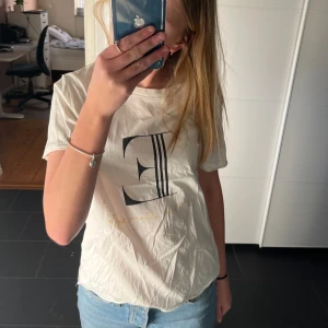 T shirt - T shirt från Elles 2019 kollektion i Köpenhamn. Aldrig använd! Kontakta för mer bilder och info!