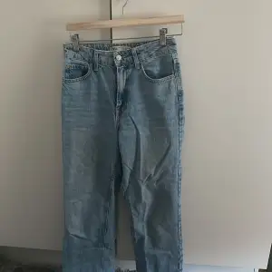 Zara högmidjade jeans i storlek 36 säljer pga inte kommer till användning, bra skick, kontakta för fler bilder 