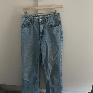 Jeans - Zara högmidjade jeans i storlek 36 säljer pga inte kommer till användning, bra skick, kontakta för fler bilder 