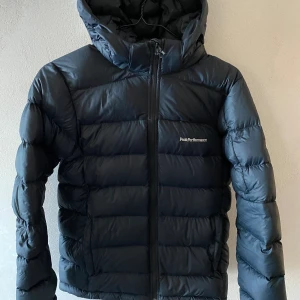 Peak performance jacka  - Storlek 170 men är som en storlek S, Använd ca 2-3 månader så väldigt fint skick. Nypris 3000kr