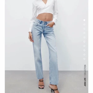 Zara Mid waist - Säljer mina mid waist jeans från zara, i storlek 36, säljer pga inte kommer till användning,(lånad bild)
