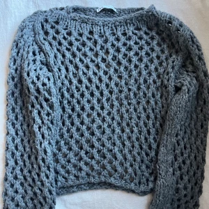 hålig stickad tröja - grå tröja från zara, superfin över en svart t shirt typ! använd typ 1 gång sen jag köpte den. strl S. 