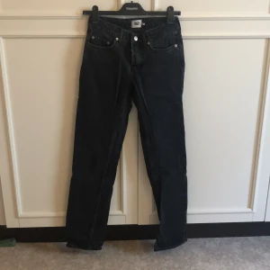 Low waist straight jeans, storlek XXS - Fina basic straight jeans som passar till allt. Inga tecken på användning. 