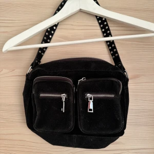 Svart väska - En super snygg och cool väska från noella (modell celina) som tyvärr inte kommer till användning längre🌸🌻 nyskick, använd ett fåtal gånger 