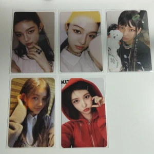 WTS!!! NEW JEANS & IVE PHOTOCARDS - 25 kr | 25 kr | 25 kr | | 25 kr | 45 kr   + Frakt 18 kr