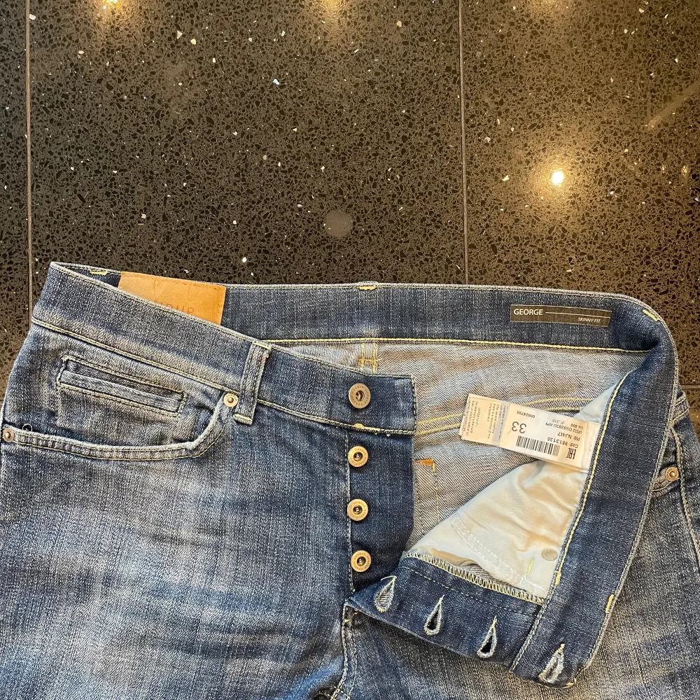Tja! Säljer nu dessa sjukt snygga Dondup George jeansen! Det är i grymt skick och inga defekter eller slitningar finns. Sitter en storlek mindre. Hör av dig vid fler frågor eller funderingar!🍾🙏. Jeans & Byxor.