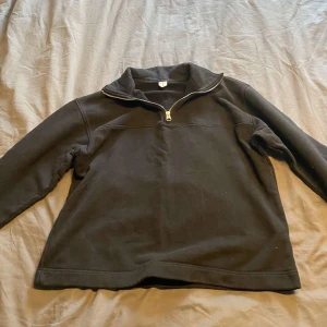 Tröja Arket - Säljer denna svarta tröja från Arket. Storlek S. Sparsamt använd, därav väldigt bra skick. 