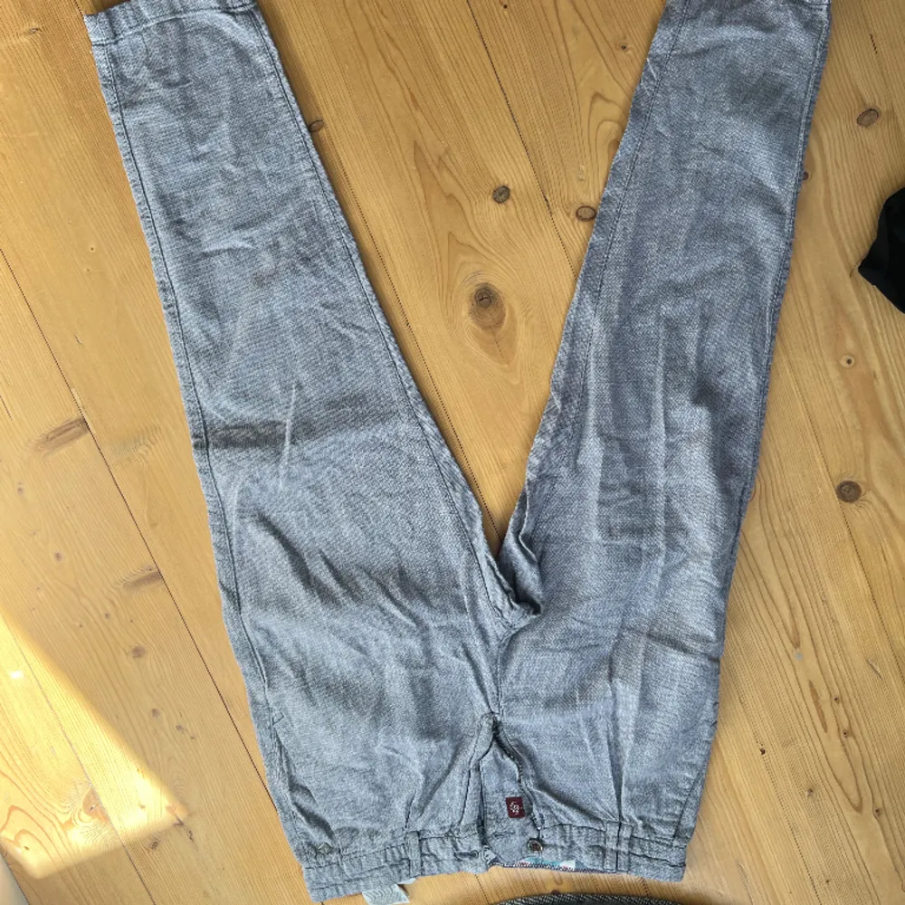 Ett par snygga linnebyxor från Jack & Jones. Aldrig använda och extremt bra skick. Storlek 29/30 . Jeans & Byxor.