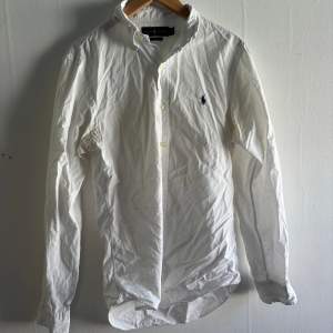Tja, säljer nu denna sjukt snygga skjorta från Ralph Lauren, färgen är en basic vit och passar perfekt nu till vår/sommarn. Hör av dig om du är intresserad! 