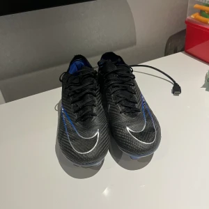 Nike mecurial elite - Säljer mina fotbollsskor då jag köpt nya pga att jag inte gillar denna modellen. Skorna är i riktigt bra skick och har inga defekter.