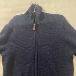 Full zip - Tjena ! säljer denna feta full zip, den är i storlek S, ställ gärna frågor om ni är fundersamma, mvh Oskar.