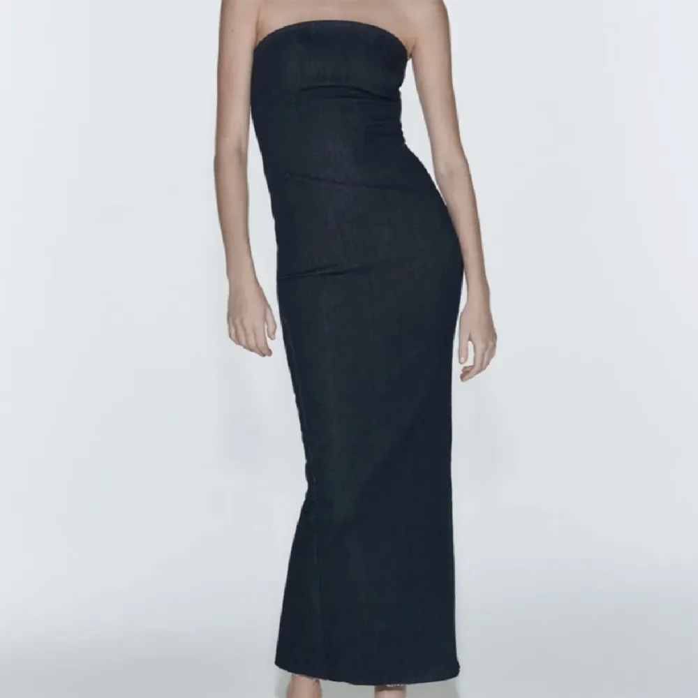 Den populära denim klänningen från Zara, köpets förra sommaren använts fåtal gånger men helt utan defekter! . Klänningar.