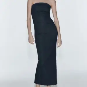 Den populära denim klänningen från Zara, köpets förra sommaren använts fåtal gånger men helt utan defekter! 