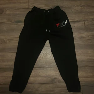 Trapstar byxor - Svart röda Trapstar byxor. Storleken är M men passar även som S. Skriv om frågor eller intresse.