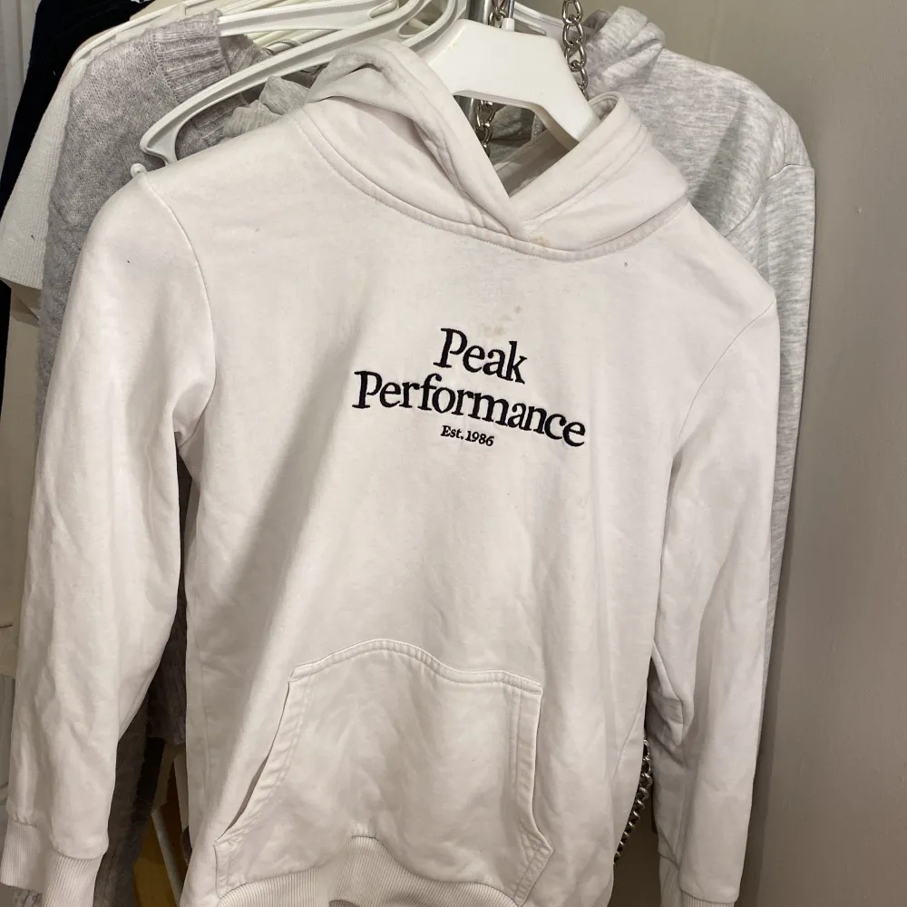 Säljer min peak performance hoodie pga den inte kommer till användning och börjar bli för liten, som man ser på bilderna så har den några fläckar därav priset skicket är väl använt❤️ Köpt för ca 400kr, Kontakta vid minsta funderingar🫶🏻. Hoodies.