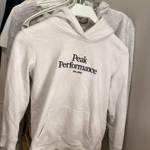 Säljer min peak performance hoodie pga den inte kommer till användning och börjar bli för liten, som man ser på bilderna så har den några fläckar därav priset skicket är väl använt❤️ Köpt för ca 400kr, Kontakta vid minsta funderingar🫶🏻