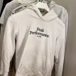 Säljer min peak performance hoodie pga den inte kommer till användning och börjar bli för liten, som man ser på bilderna så har den några fläckar därav priset skicket är väl använt❤️ Köpt för ca 400kr, Kontakta vid minsta funderingar🫶🏻
