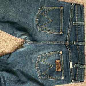 Fina mörkblå jeans från wrangler, nytt skick, storlek 28/34. Skriv för måtten😊