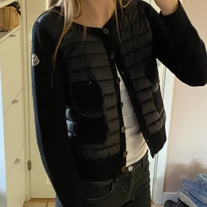 Moncler cardigan  - Säljer min fina moncler cardigan! Har ingen scan men typ nån kod tror jag! I super fint skick. Är i M men passar mig som har XS/S i kläder!💘