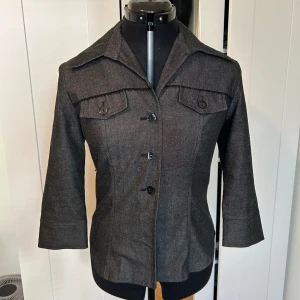 Fitted Skjorta - Sjukt fin skjorta med fina detaljer som sitter perfekt på kroppen. Tyvärr är den för små i armarna på mog dörav säljer jag😭 Köpt vintage i Tokyo, Japan.