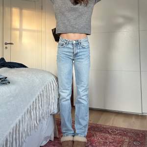 Zaras supersnygga mid rise jeans i storlek 34.  Innerbenslängd: 82 cm