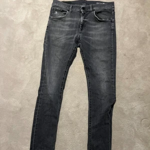 Dondup Jeans - Dondup Jeans storlek 30, bra skick. Hör av er för mer bilder/mått.
