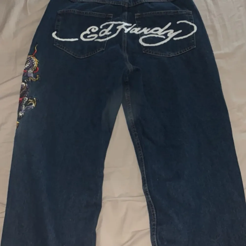 Storlek Eu 42/L baggy jeans helt nya använt 4 gånger finns inget fel med byxorna påsen kommer med och ett par riktigt Dunder jeans!. Jeans & Byxor.