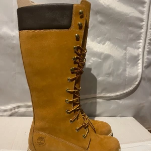 Timberland | Premium 14 tums känga för kvinnor i gult - Säljer helt nya Timberland höga stövlar. Jag fick dem som en gåva men är inte i min storlek. de är fortfarande i sin låda, storlek 37.5. 